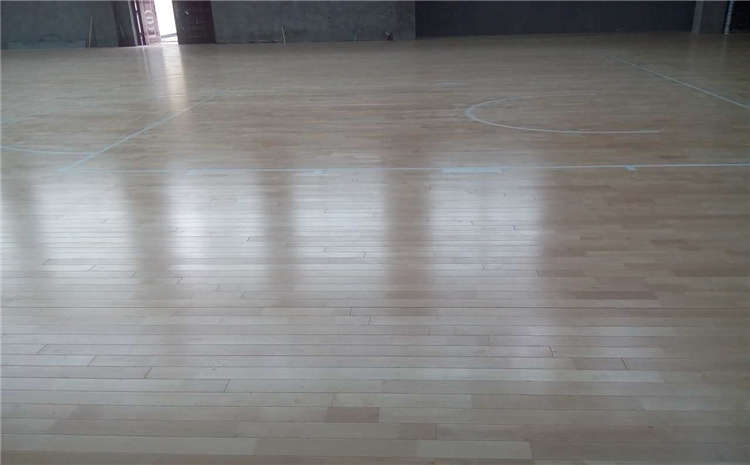 22厚木地板籃球館多少錢一平米？