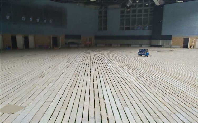 拼接板籃球場實(shí)木地板安裝工藝