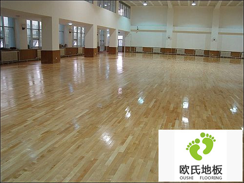 體育館地板的鋪設(shè)